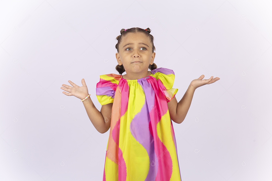Menina usando vestido colorido sobre um fundo isolado branco.