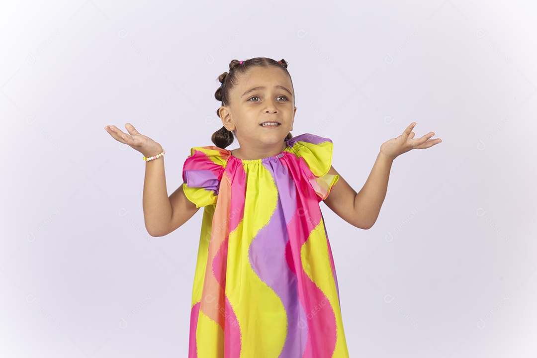 Menina usando vestido colorido sobre um fundo isolado branco.