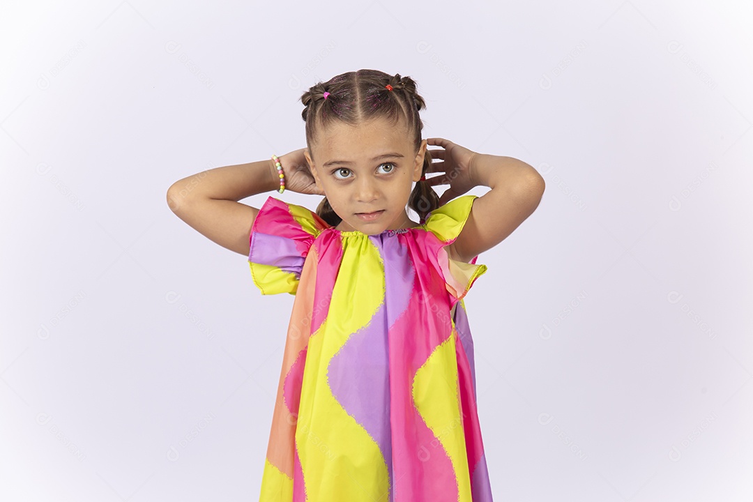Menina usando vestido colorido sobre um fundo isolado branco.