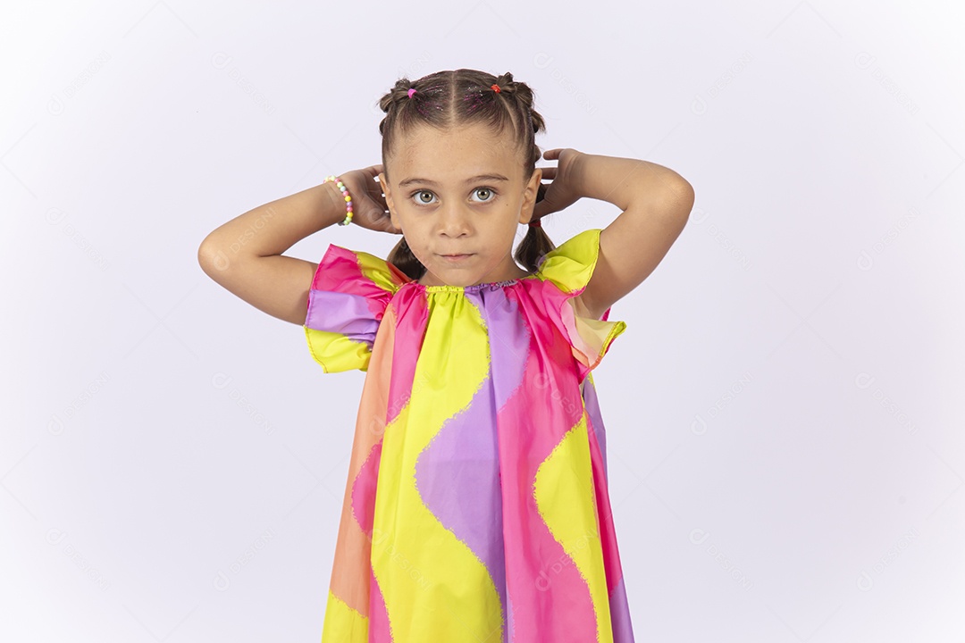 Menina usando vestido colorido sobre um fundo isolado branco.