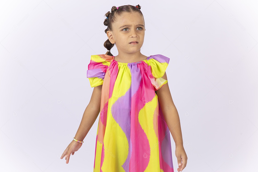 Menina usando vestido colorido sobre um fundo isolado branco.