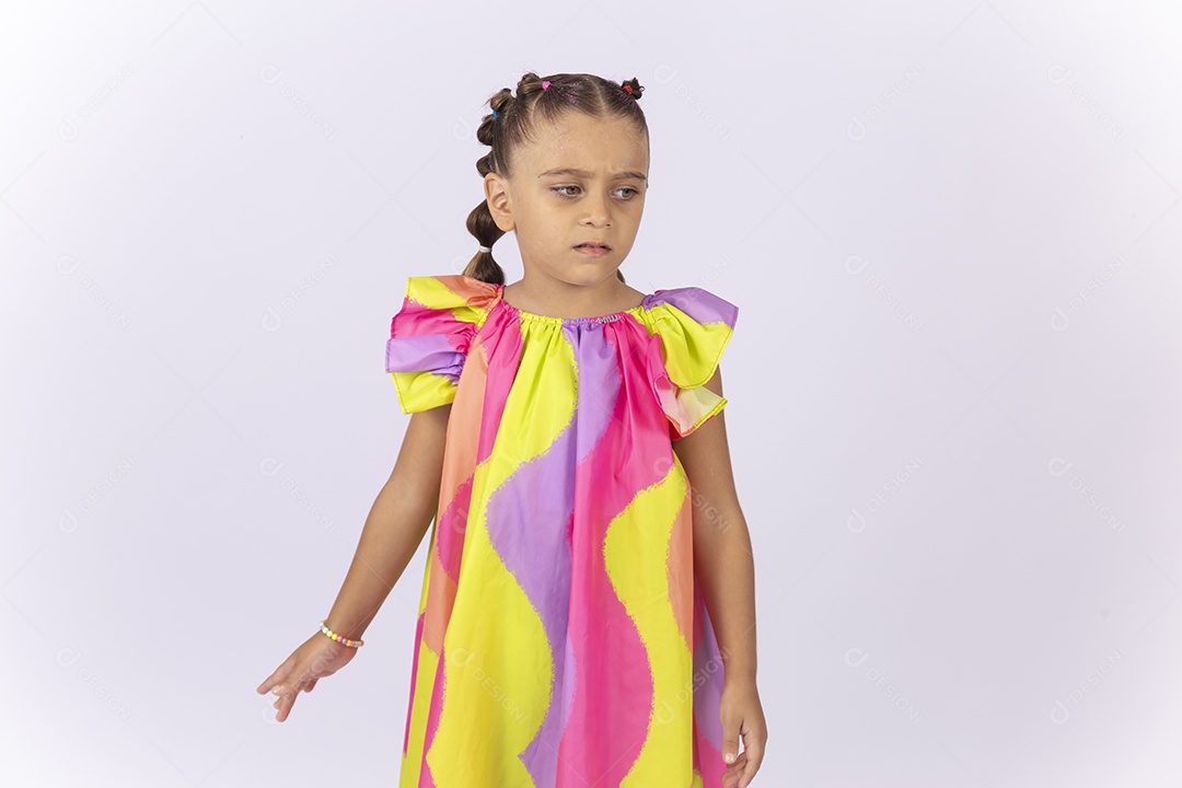 Menina usando vestido colorido sobre um fundo isolado branco.