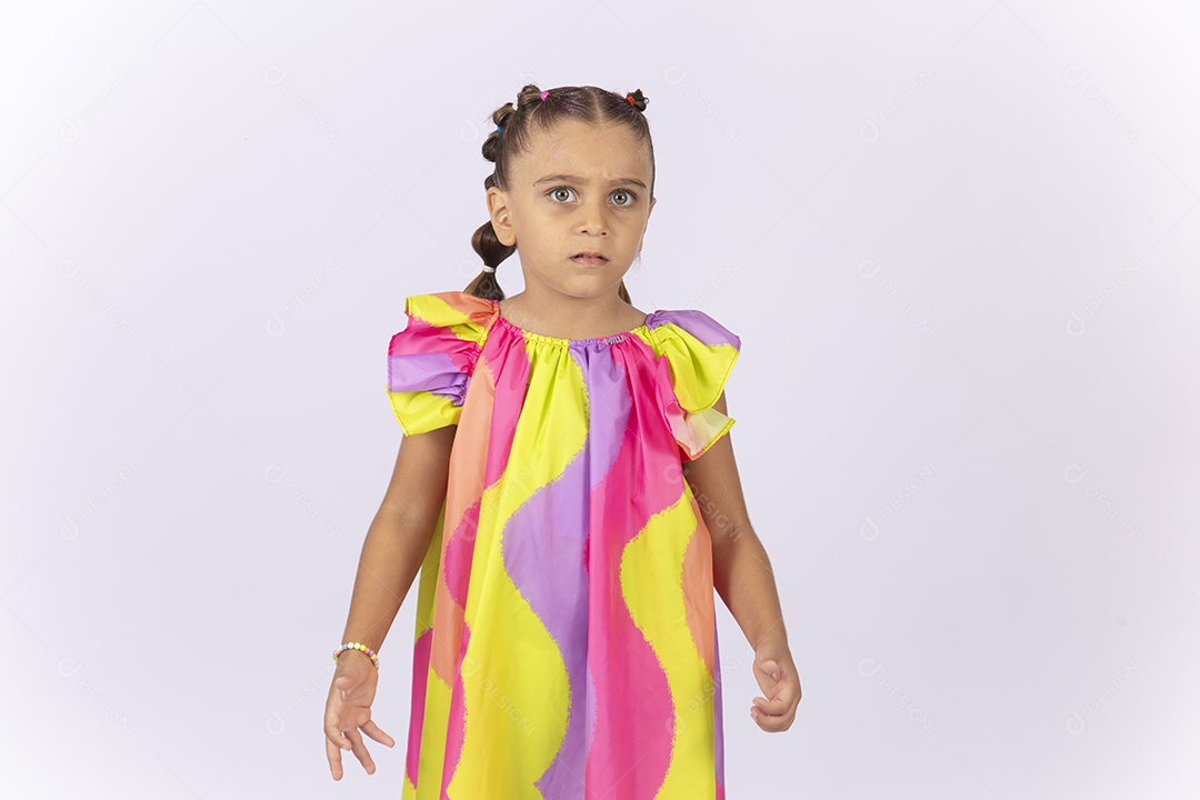 Menina usando vestido colorido sobre um fundo isolado branco.