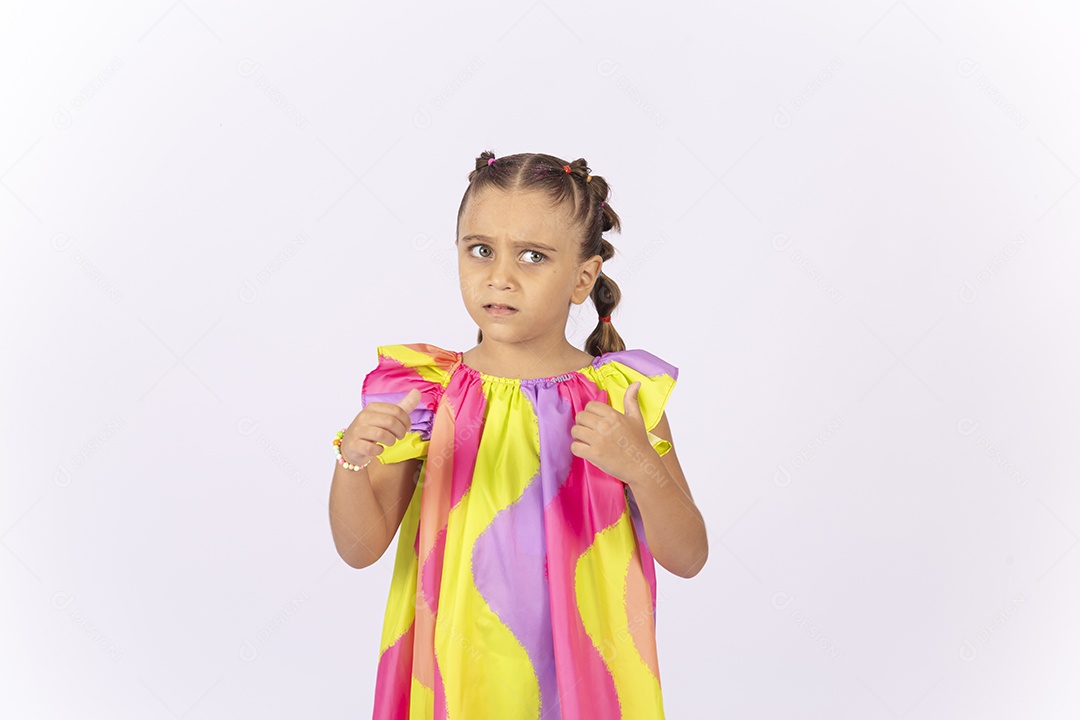 Menina usando vestido colorido sobre um fundo isolado branco.