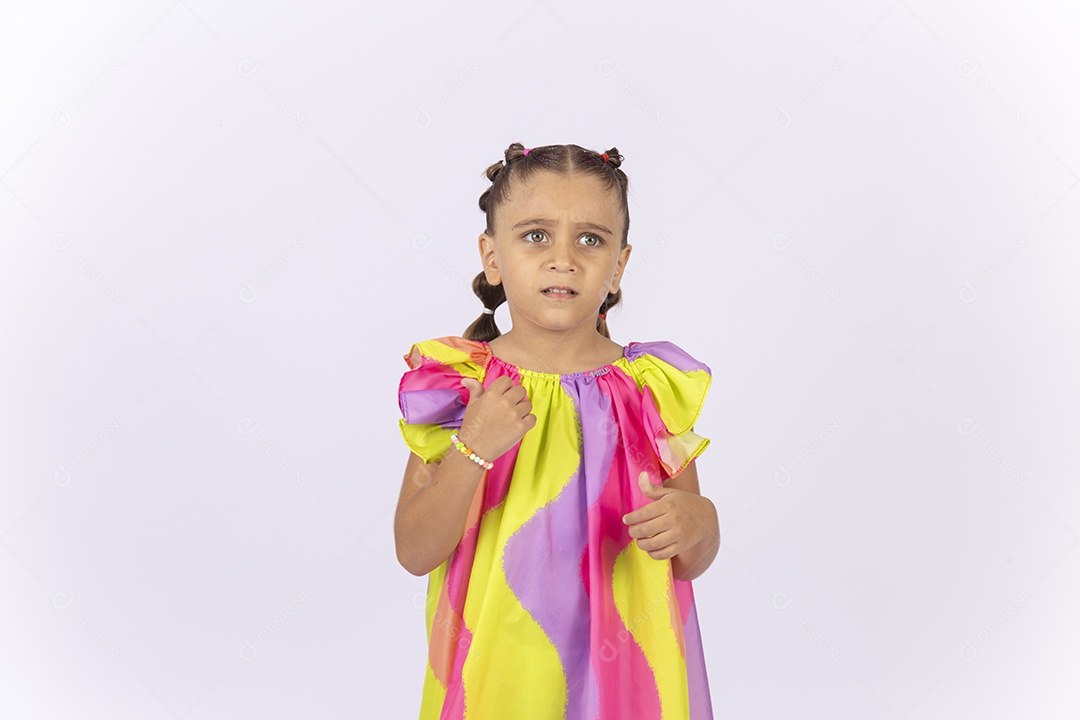 Menina usando vestido colorido sobre um fundo isolado branco.