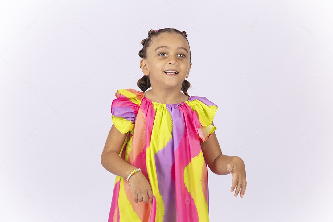 Menina sorridente usando vestido colorido sobre um fundo isolado branco.