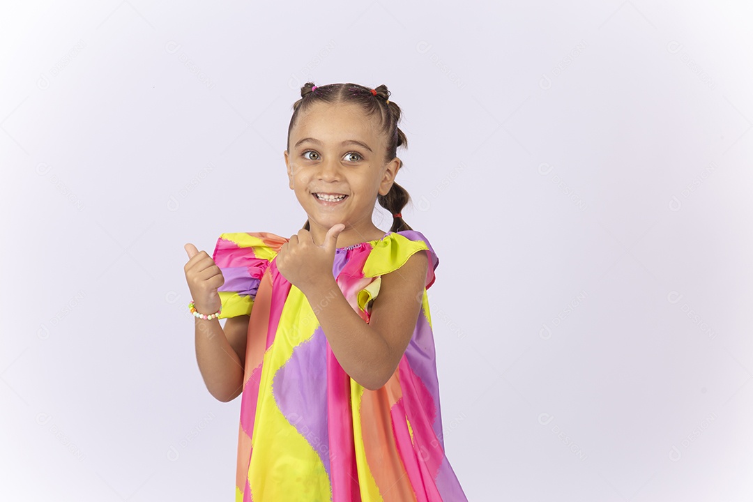 Menina sorridente usando vestido colorido sobre um fundo isolado branco.