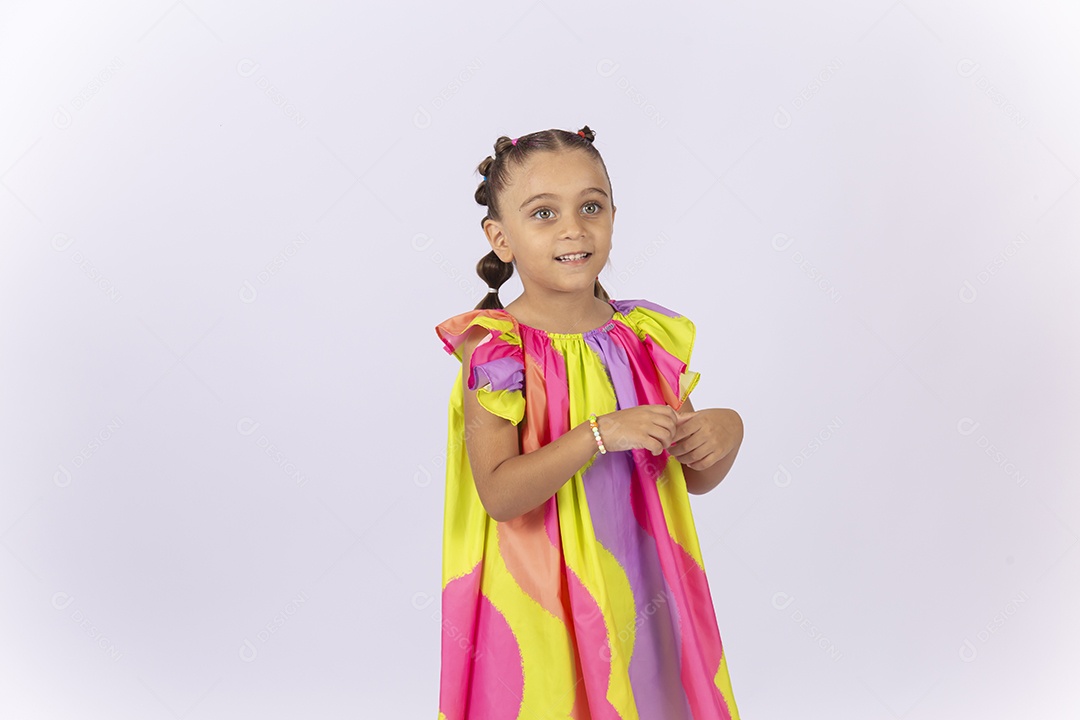 Menina usando vestido colorido sobre um fundo isolado branco.