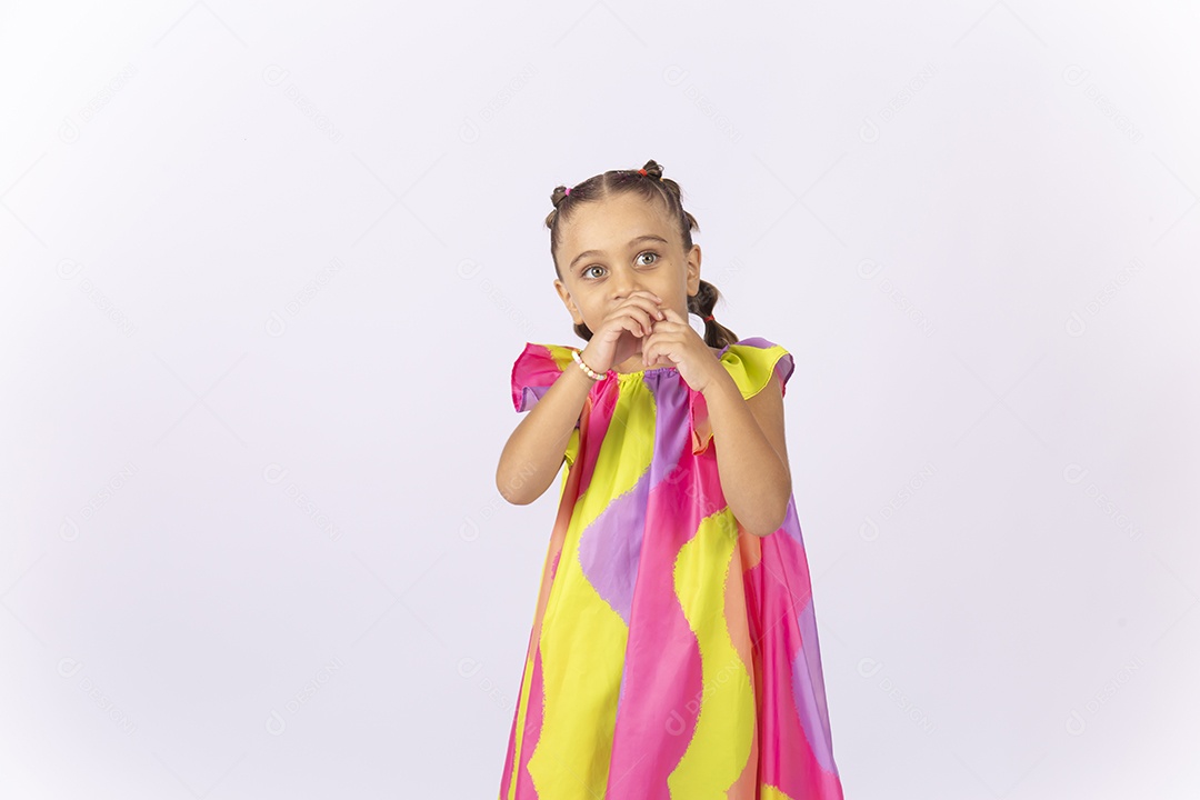 Menina usando vestido colorido sobre um fundo isolado branco.