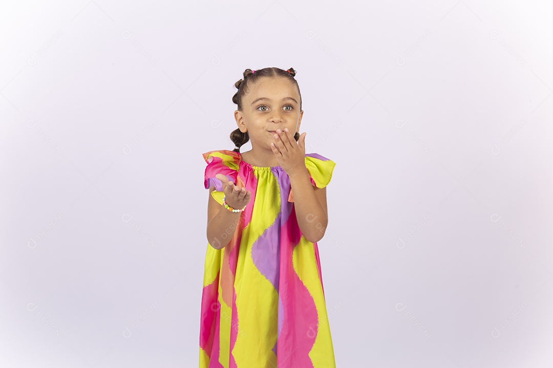 Menina usando vestido colorido sobre um fundo isolado branco.