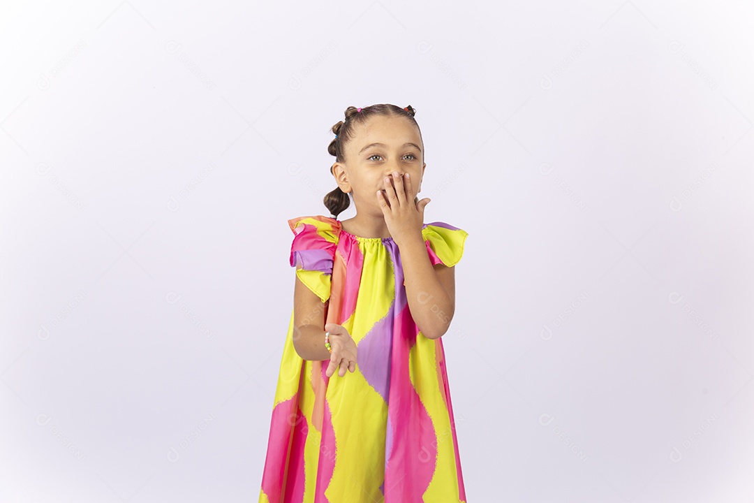 Menina usando vestido colorido sobre um fundo isolado branco.