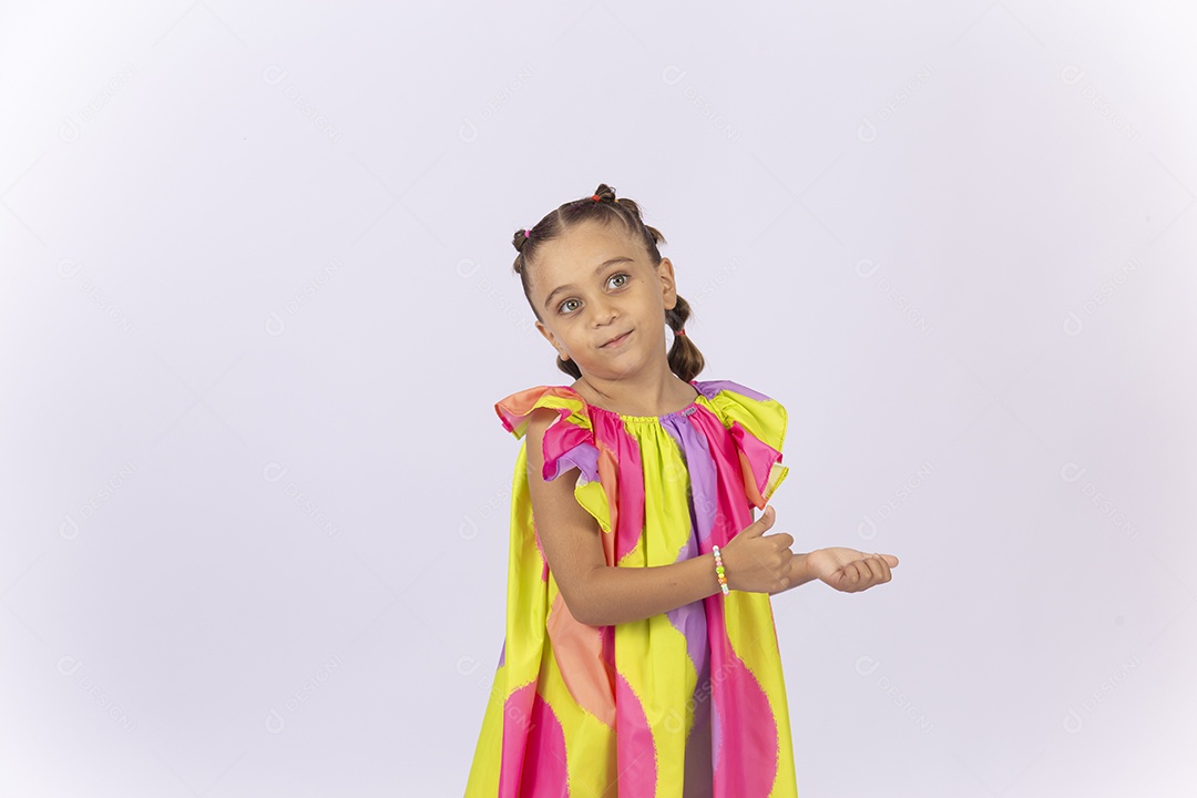 Menina usando vestido colorido sobre um fundo isolado branco.