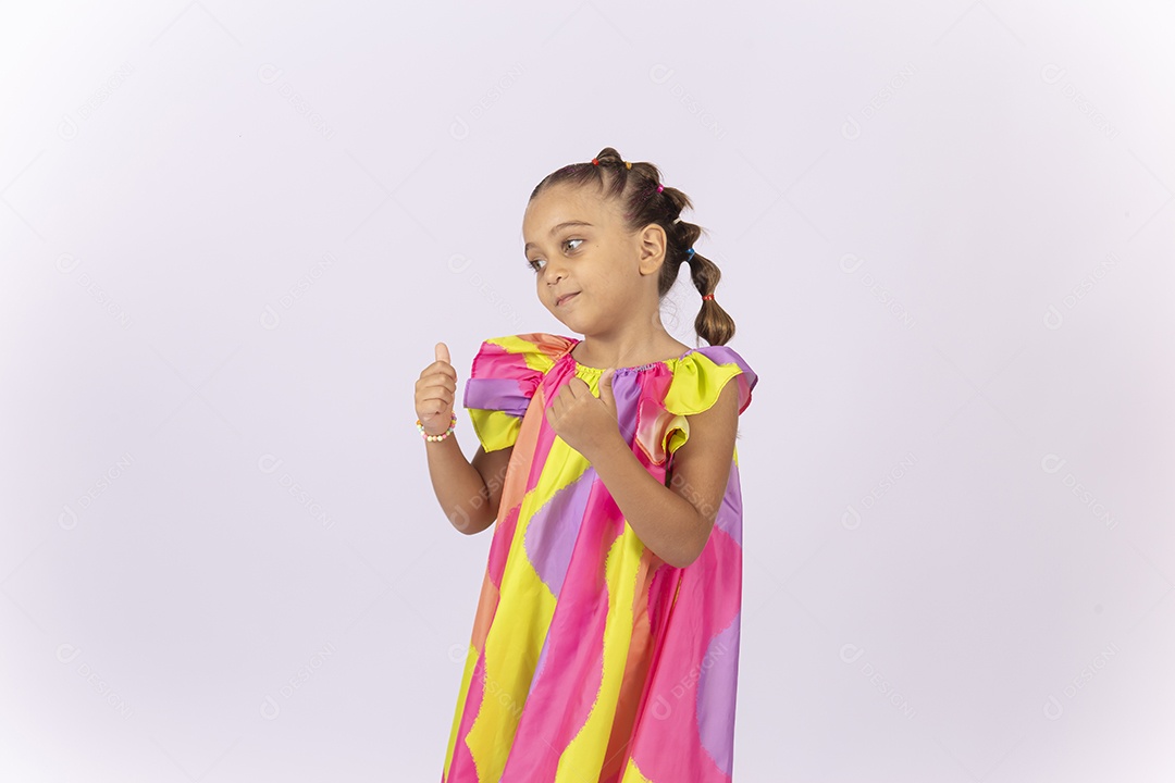 Menina usando vestido colorido sobre um fundo isolado branco.