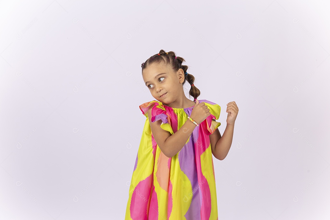 Linda menina usando roupa colorido sobre um fundo isolado branco.