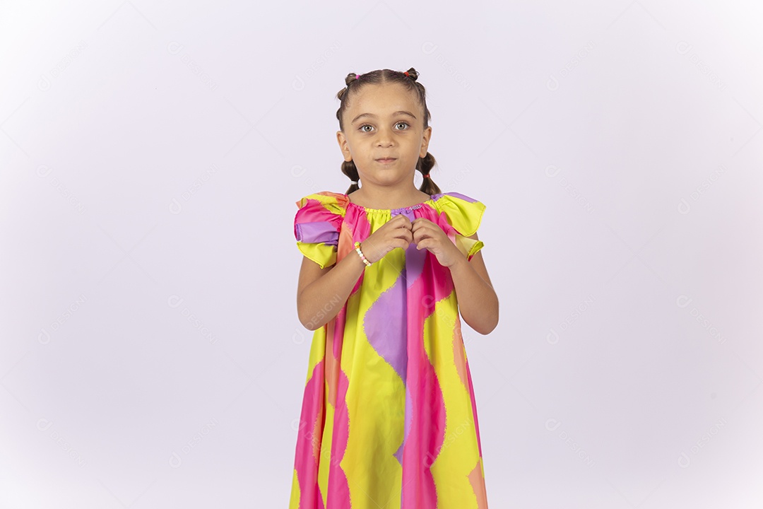 Menina usando vestido colorido sobre um fundo isolado branco.