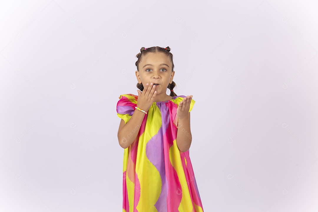 Menina usando vestido colorido sobre um fundo isolado branco.