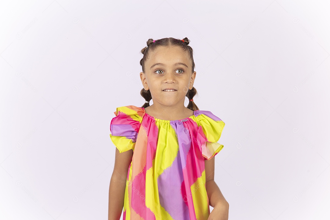 Linda menina usando roupa colorido sobre um fundo isolado branco.