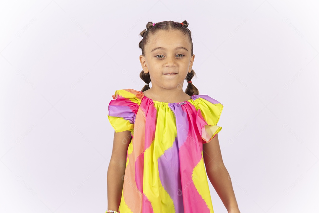 Linda menina usando roupa colorido sobre um fundo isolado branco.