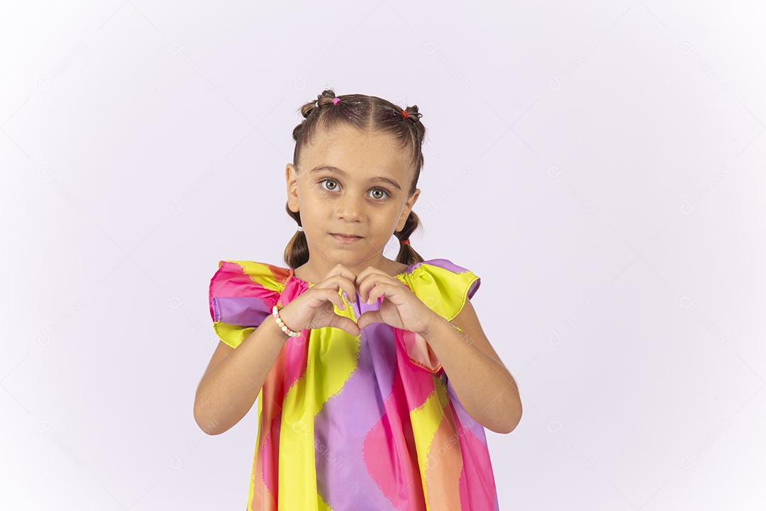 Linda menina usando roupa colorido fazendo simbolo do coração.