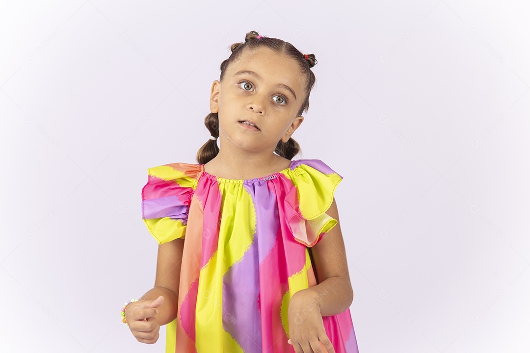 Menina usando vestido colorido sobre um fundo isolado branco.