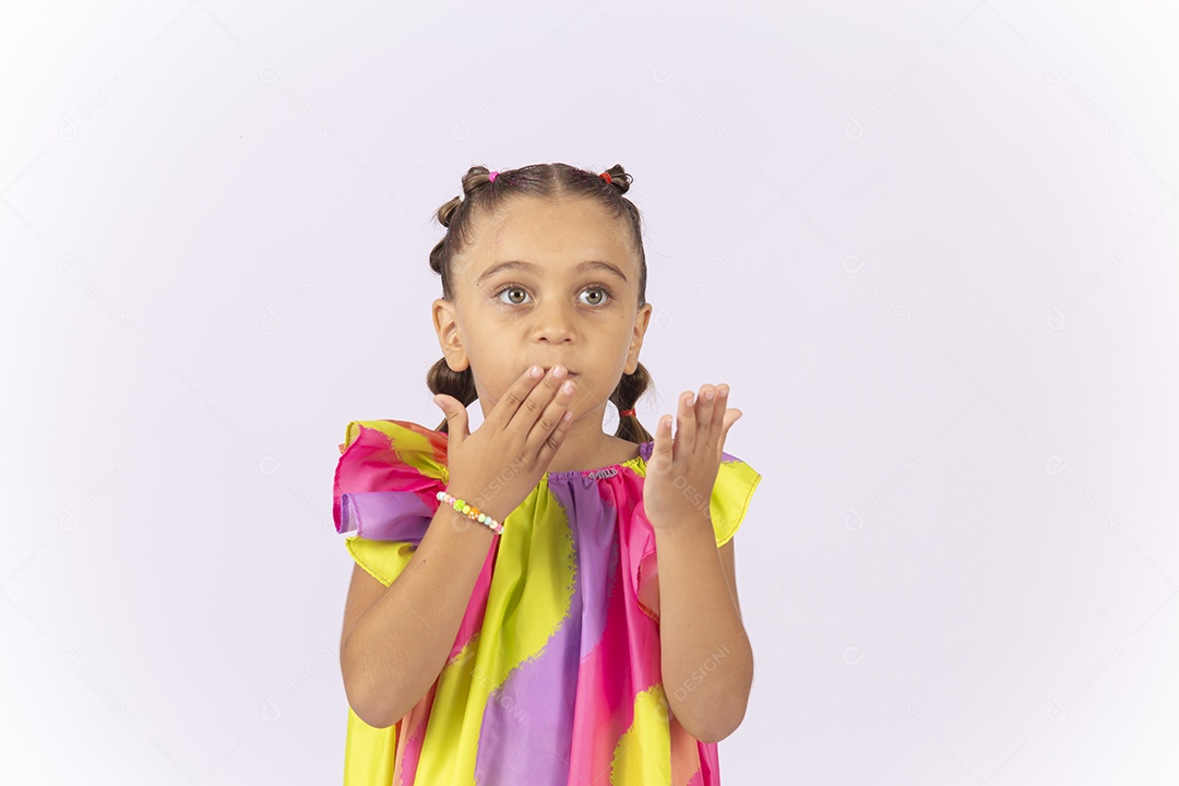 Menina usando vestido colorido sobre um fundo isolado branco.