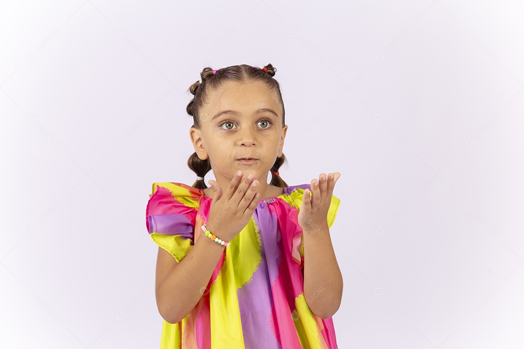 Linda menina usando roupa colorido sobre um fundo isolado branco.