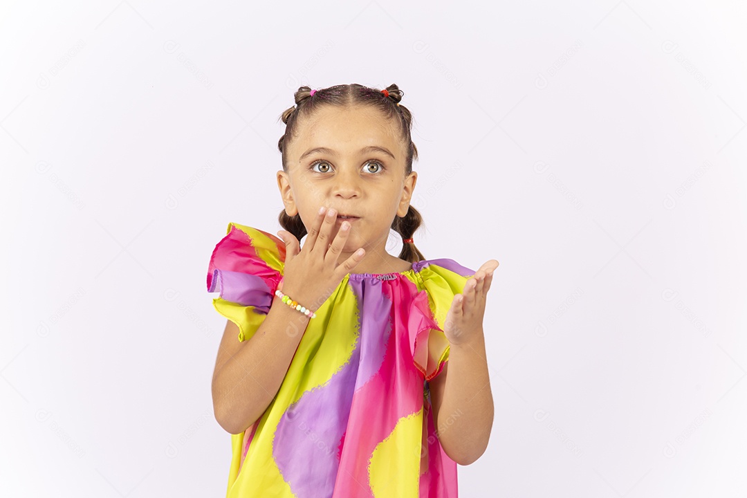 Menina usando vestido colorido sobre um fundo isolado branco.