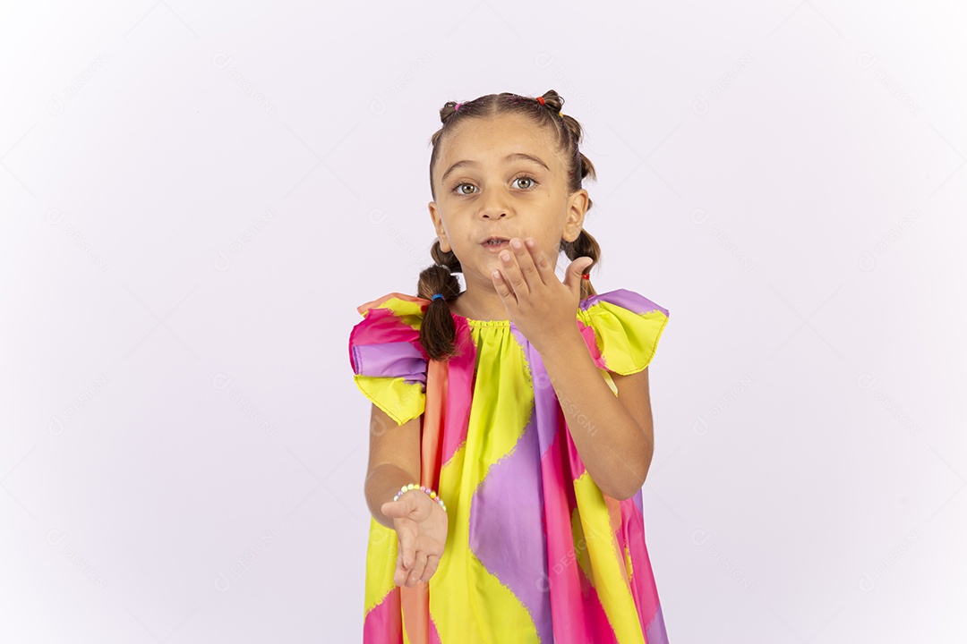 Linda menina usando roupa colorido sobre um fundo isolado branco.