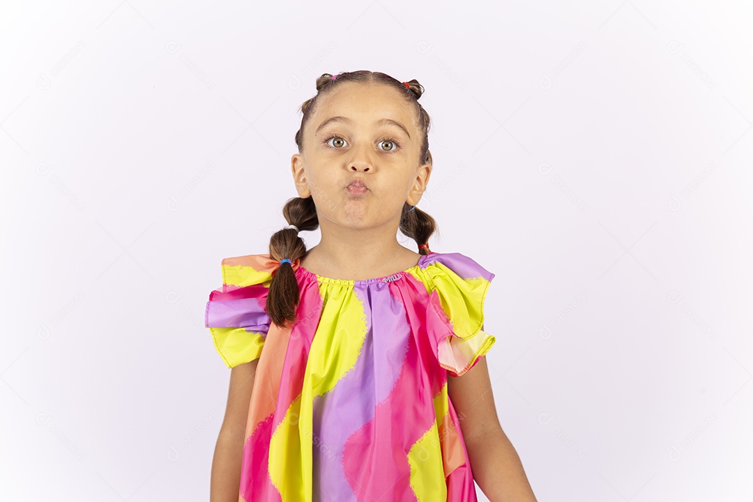 Linda menina usando roupa colorido sobre um fundo isolado branco.