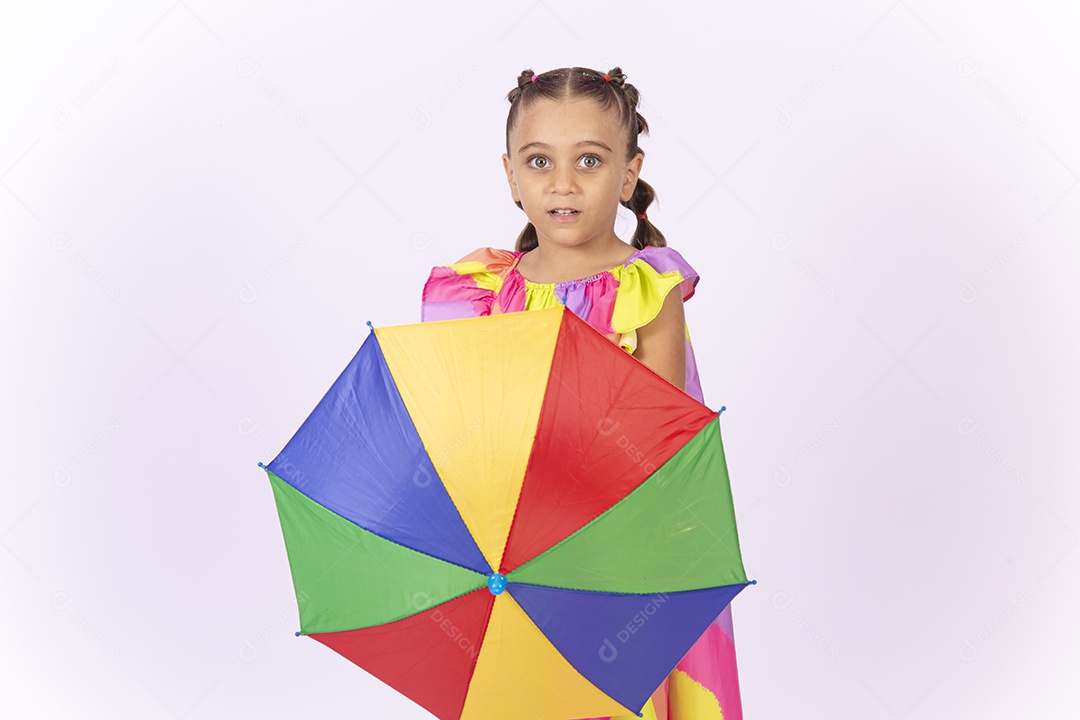 Menina segurando sombrinha de frevo sobre um fundo isolado branco.