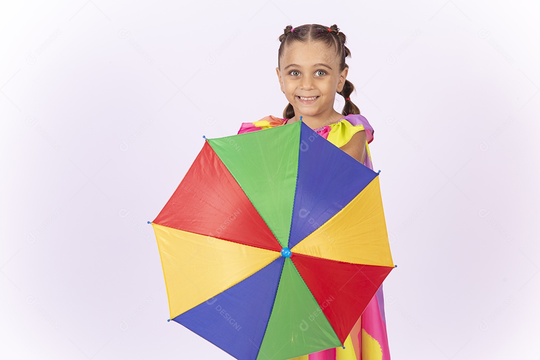 Menina segurando sombrinha de frevo sobre um fundo isolado branco.