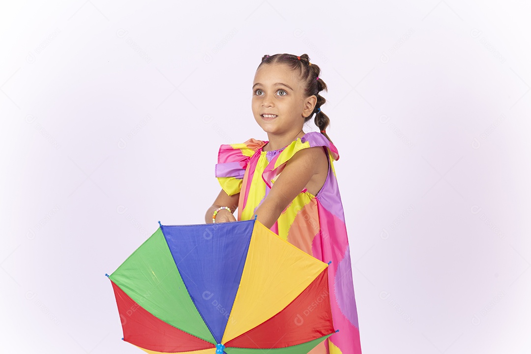 Menina segurando sombrinha de frevo sobre um fundo isolado branco.