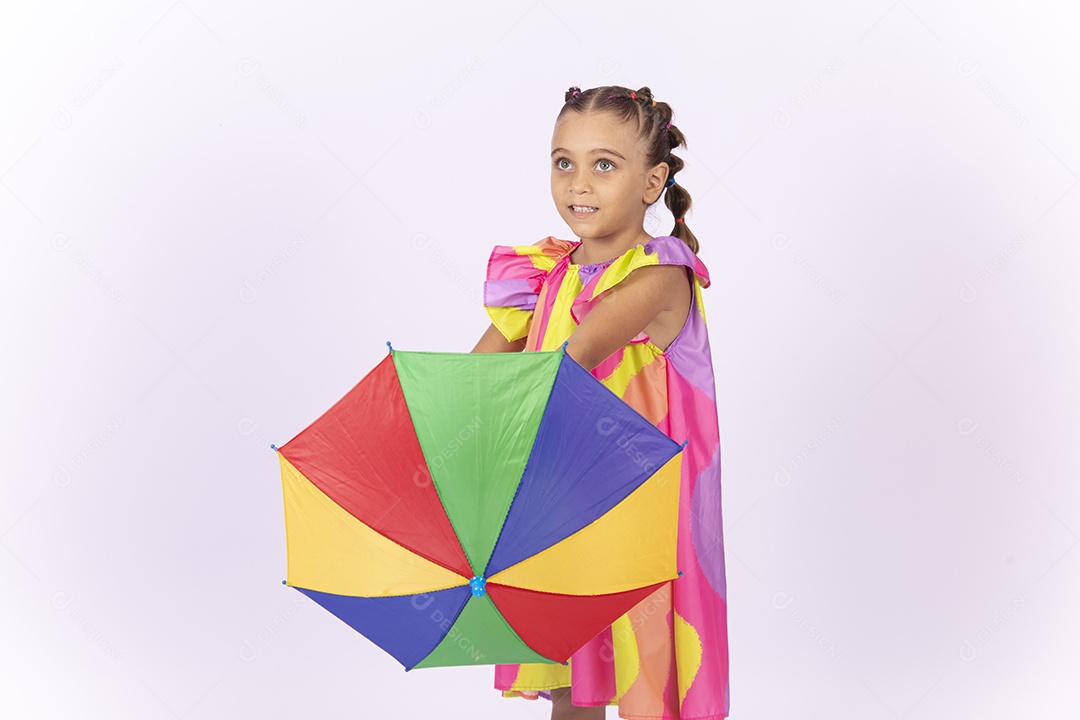 Menina segurando sombrinha de frevo sobre um fundo isolado branco.