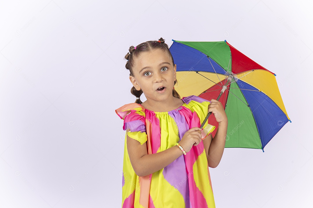 Menina segurando sombrinha de frevo sobre um fundo isolado branco.