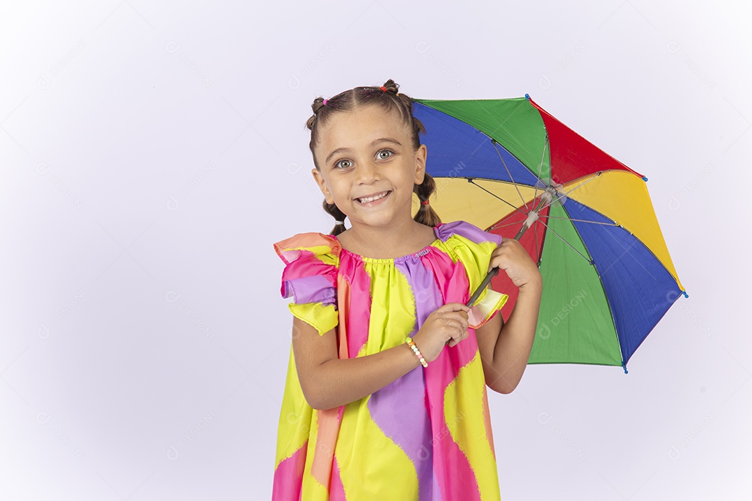 Menina segurando sombrinha de frevo sobre um fundo isolado branco.