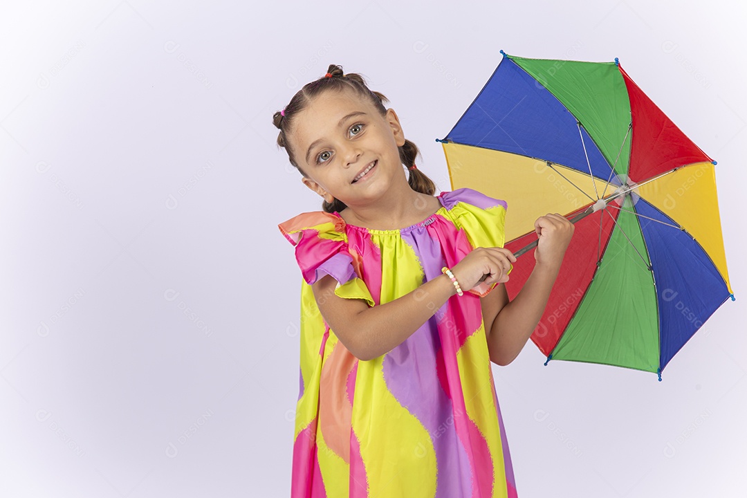 Menina segurando sombrinha de frevo sobre um fundo isolado branco.