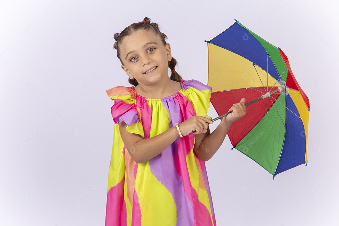 Menina segurando sombrinha de frevo sobre um fundo isolado branco.