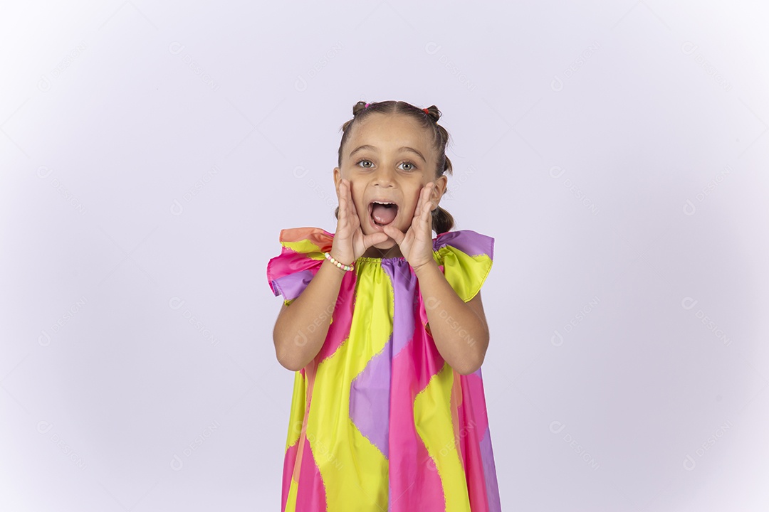 Linda menina usando roupa colorido sobre um fundo isolado branco.