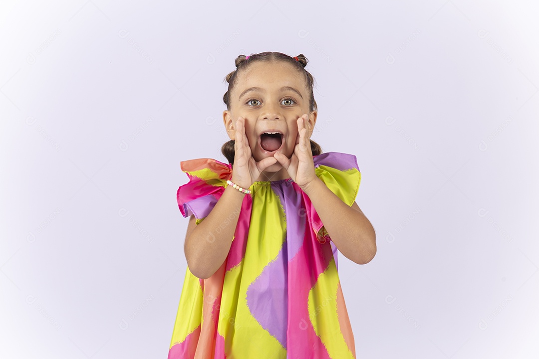 Linda menina usando roupa colorido sobre um fundo isolado branco.