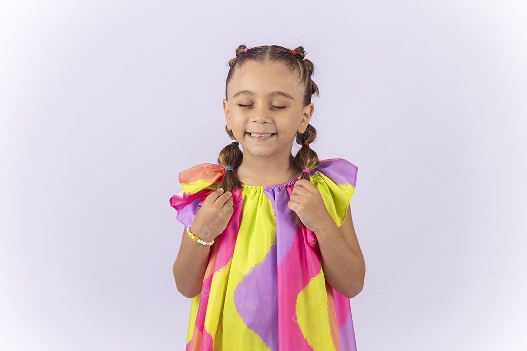 Linda menina usando roupa colorido sobre um fundo isolado branco.
