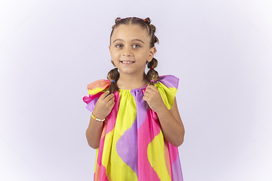 Linda menina usando roupa colorido sobre um fundo isolado branco.