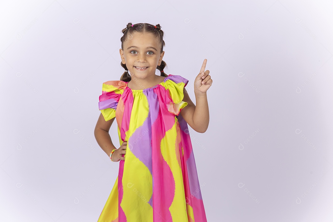 Linda menina usando roupa colorido sobre um fundo isolado branco.