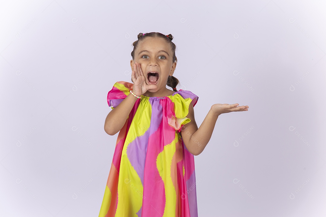Menina usando vestido colorido sobre um fundo isolado branco.