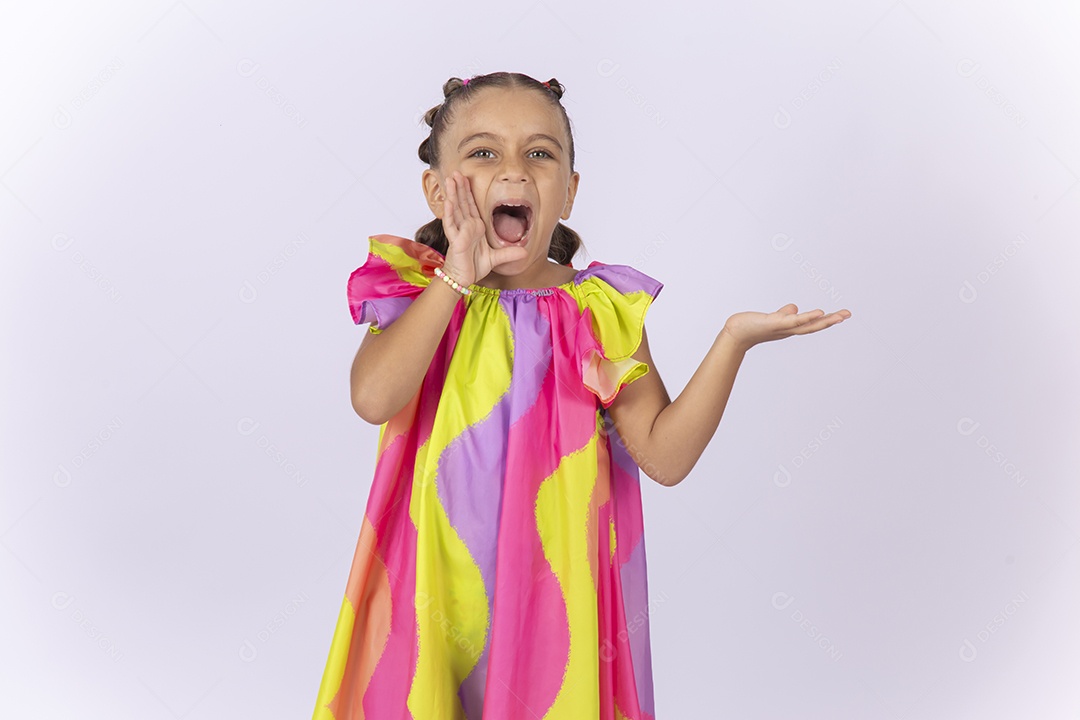 Linda menina usando roupa colorido sobre um fundo isolado branco.