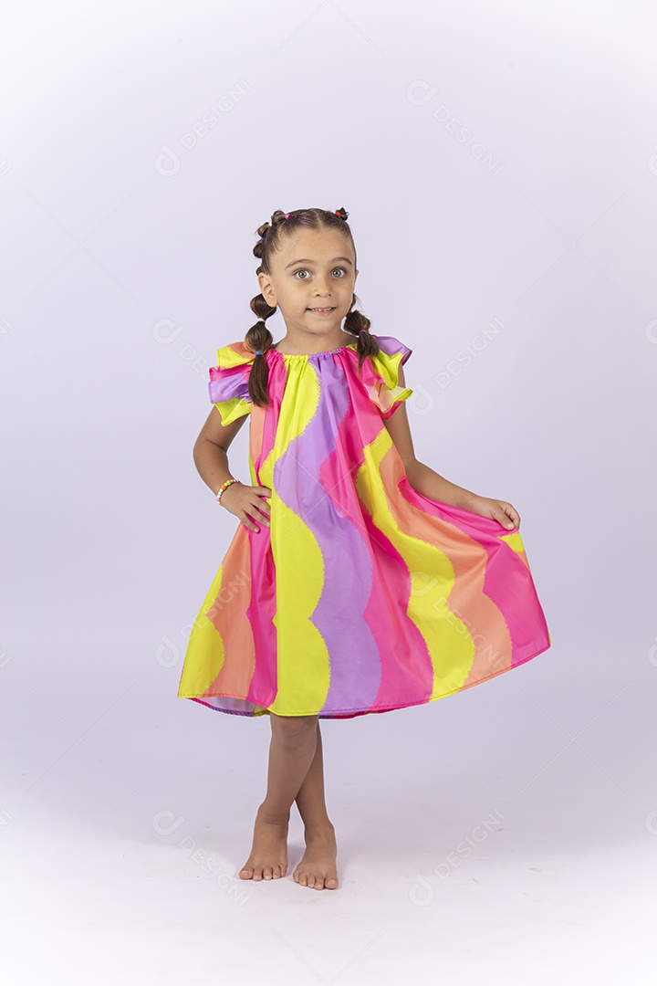 Criança vestida com um lindo vestido colorido sobre um fundo isolado branco.