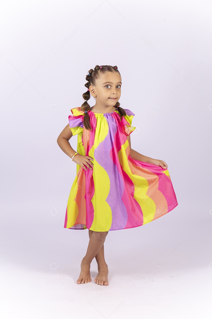 Criança vestida com um lindo vestido colorido sobre um fundo isolado branco.