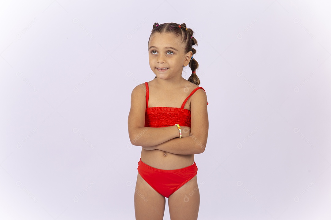 Linda menina vestida de biquíni laranja sobre um fundo isolado branco.