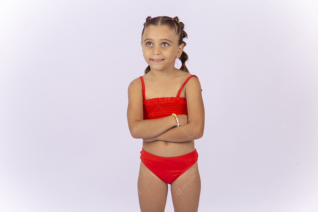 Linda menina vestida de biquíni laranja sobre um fundo isolado branco.