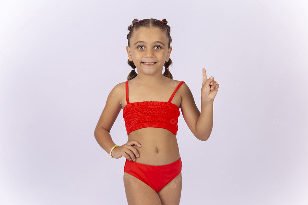 Linda menina vestida de biquíni laranja sobre um fundo isolado branco.