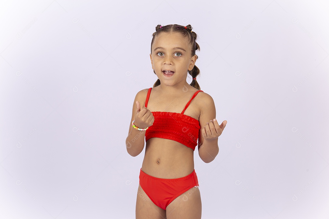 Linda menina vestida de biquíni laranja sobre um fundo isolado branco.